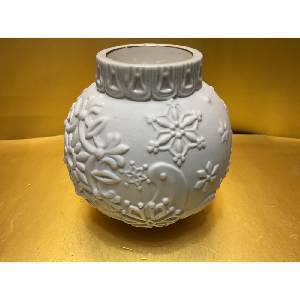 Lenox Ornamental Glow White Bisque Porcelain Snowflake Votive Candle Holder 4.5"